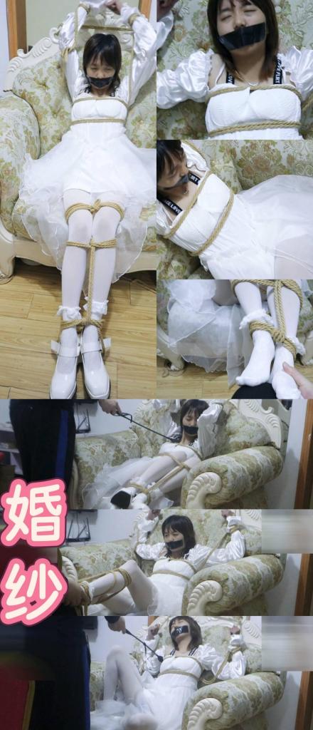 【荷仙少女】【婚纱少女B本本】祝婚快乐，还这么年轻清纯就穿上婚纱了，这不给好好绑起来玩弄玩弄一番吗,一袭婚纱+ 捆绑堵嘴，拿鞭子捅玩女孩B的身体，看着敏感的少女B本本痛苦的样子真是绝了（双视角） 祝婚快乐，还这么年轻清纯就穿上婚纱了，这不给好好绑起来玩弄玩弄一番吗,一袭婚纱  捆绑堵嘴，拿鞭子捅女孩B的身体，看着敏感的少女B本本痛苦的样子真是绝了（双视角）<br>解压码<span style='color:#b0b0b0;'>[購入後に隠しワードが表示されます]</span>改后缀为<br>MP4<br>