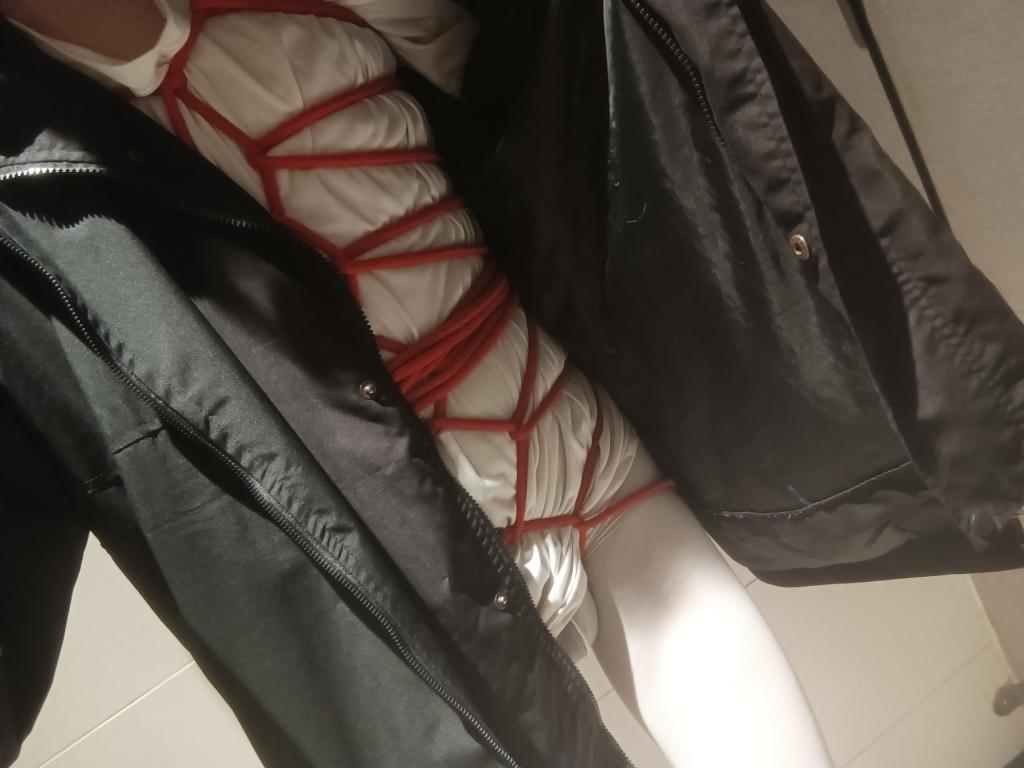 在厕所里玩自缚 - 之前伪拘出去玩的照片，在商场的厕所里偷偷自缚，外面人来人往进进出出的，生怕有人敲门

位置：长沙
QQ：2168576998
找同好，有机会一起玩啊～ [龟甲缚,白丝,连裤袜,自缚]