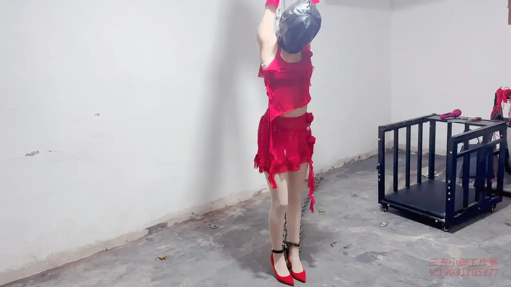 三五小脚工作室-被囚禁调教的瑾年 三五小脚工作室<br>V:19031105377<br>线X体验 私人定拍 线下约绑 全国上课<br>瑾年被绑匪囚禁在地牢里，瑾年穿着红色透肉的小裙子，肉色丝袜，还有性感红色高跟鞋，双手带着手铐被吊在铁链子上，双脚脚踝也带着手铐，两个手铐都被锁在链子上。头上带着黑色皮头套，使娇喘的瑾年更加难以呼吸。绑匪轻轻抚摸着瑾年的身体，身体敏感的瑾年被摸得呼吸急喘，绑匪逐渐从腰部慢慢摸向她的胸部，狠狠得揉捏着，另一只手走向了她最敏感的秘密花园，瑾年再也忍不住大声呻吟，时不时紧紧夹着双腿，不断抖动着，绑匪扶着她，手走向了瑾年身体的另一个洞穴，用力揉搓，不时抽打瑾年的屁股。绑匪拿出了t蛋塞进瑾年丝袜内，紧紧的贴着x体，让瑾年更加难以控制，呻吟的声音越来越大，绑匪又拿出大头z动棒，不停的刺激瑾年的X体，瑾年身后的小洞也没有放过，绑匪不断扣弄着。绑匪觉得还是不够，于是拿来一根绳子，紧紧勒出来瑾年x体的两片肉，让人爽心悦目，可怜的瑾年想要通过踮脚的方式减轻些[X_X]，可惜她每动一下，那根粗糙的绳子就会狠狠的摩擦到她的敏感点，再加上绑匪又将小头放在花园正下方的绳子上，让瑾年加大了爽点，令人羞耻的声音绵绵不断。随后绑匪将瑾年的两个手铐解开，让她跪在多功能笼子里，雪白的pG在外面放着，更加方便绑匪调教，瑾年娇喘不断。<br>