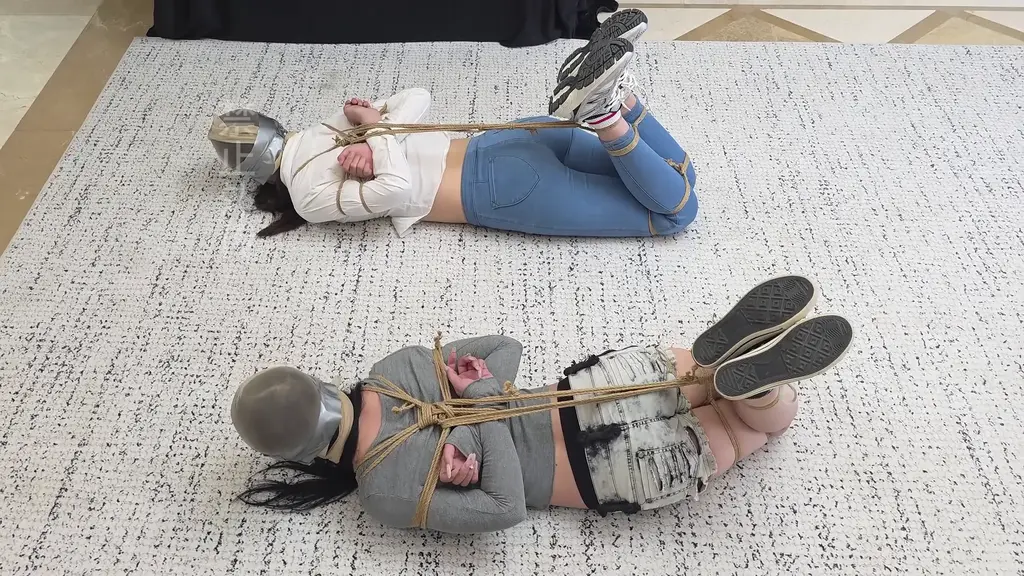 [枫叶定拍] 故事情節是什麼：兩名女孩被綁架。綁匪把她們綁了起來，並聲稱誰能先解開自己，就放誰。禁止互相幫助。 枫叶工作室定制作品<br>如需定拍可加QQ3821108537