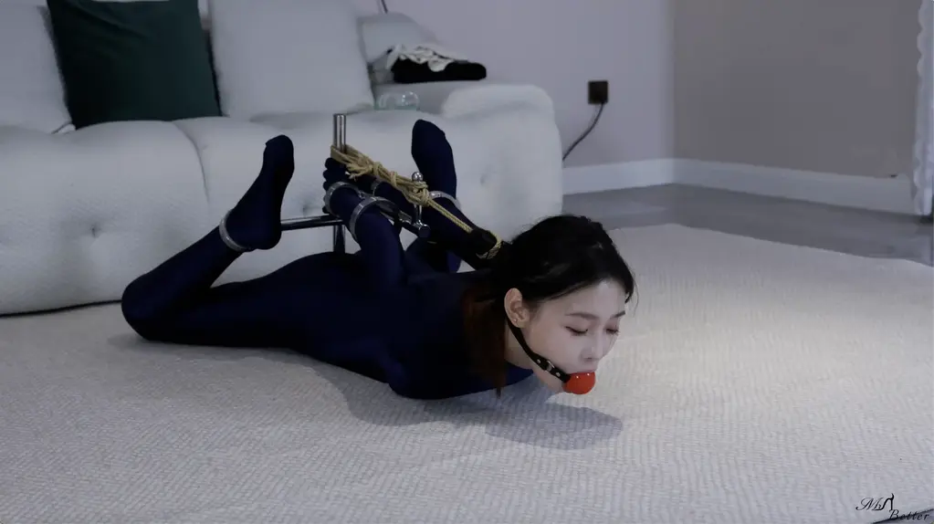 【贝特定拍】倩倩紧身衣驷马架 模特倩倩，穿着氨纶紧身衣，首次体验驷马固定架，物化的小奴也很不错呢。视频含穿衣、捆绑全过程，片尾有采访环节。中间有挠脚心福利<br>网盘下载的文件先把后缀改成rar，再解压即可