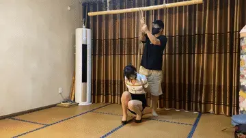 【山鬼工作室】真实女教师夏可暑假在工作室做小狗。 【山鬼工作室】真实女教师夏可暑假在工作室做小狗。单腿吊挠痒，麻绳勒嘴，高跟鞋抽胸，被迫踮脚尖站立，股绳抽b。放下来后极限驷马舔脚扇脸。解压密码sg456。【山鬼工作室】面向全国爱好者开放，本店提供绳艺捆绑模特服务，体验女绳师捆绑服务，体验长时间囚禁服务，绳艺教学培训，绳艺交流会，场地出租，专业麻绳销售，原创视频套图销售，作品私人订制，模特原味丝袜出售等，另外本店招募同好合作伙伴。微信:15670557280(司瑶）QQ:1077384455