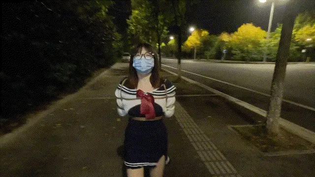小m的训练课程-户外专项训练，回去的路上还被迫漏出大灯泡 第一次带小m到户外去参加训练，当时是冬季的拍摄，先给m来了个简单的后手观音，后来又让m以捆绑的形式 让她漏出了胸口的大灯泡走回去~联系QQ:1763392293,微信：jnr99juzi<span style='color:#b0b0b0;'>[隐藏文字，购买后可见]</span>[-H]