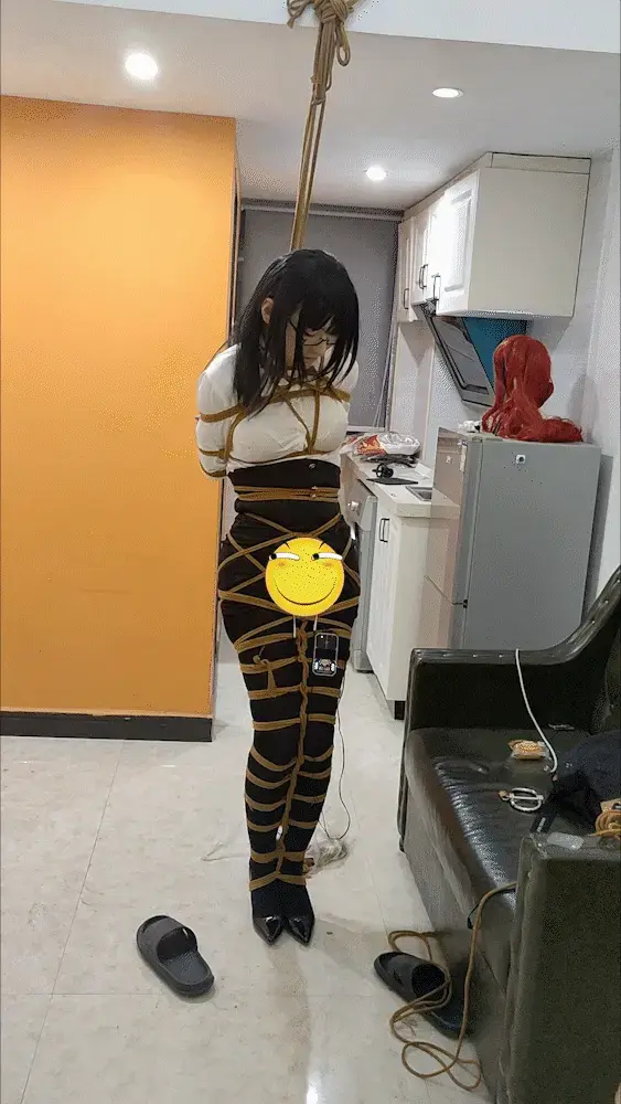 ol吊缚，榨汁，电击，紧缚挑战成功脱出 超美伪娘被紧缚吊起来后罚站，使用训练器进行榨汁，并且用郊狼进行电击惩罚，随后放置在沙发上让他自己挣脱，并且使用电击和训练器不停的干扰，没想到居然挣脱成功了！
