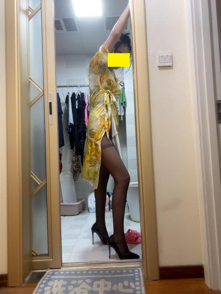 奉天风华正茂女Mmiss御姐在小屌丝的房间里发生的故事 哈哈 这个战袍一直忘记用了,都过时了...<br>在喝中瓶绿茶的屌丝的小房间里...一边玩一边打游戏...<br>11号球员...状态一天不如一天了...<br>售后问题,链接问题加QQ/微信同好:297506318<br>认真剪辑，符合规定。<br>清晰重新上传<br>先转存,再下载,然后添加后缀.mp4