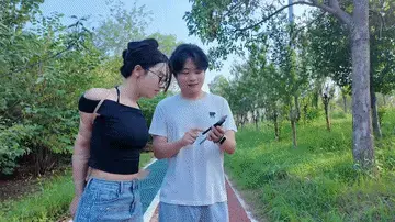 一绳所爱定拍，杨若琳户外挑战 户外挑战系列，这次的任务是直臂捆绑，请求路人帮忙拍照，期间增加绳子量，紧缚全身。然后解缚再重新绑在树上，寻求路人的帮助，帮忙解绳。解压密码：123456