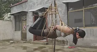 驷马吊灌肠 驷马吊缚 加灌肠 [X_X] 由于有lou点 不会跟随打码 所以只能穿前半部分 