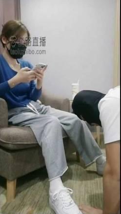 玩够啦 晨希 原创者：晨希<br>简介：御姐晨希的运动鞋白色棉袜调教，语言羞辱，重力踩踏，男奴跪舔棉袜，惨遭深喉<br>希望大家喜欢，谢谢