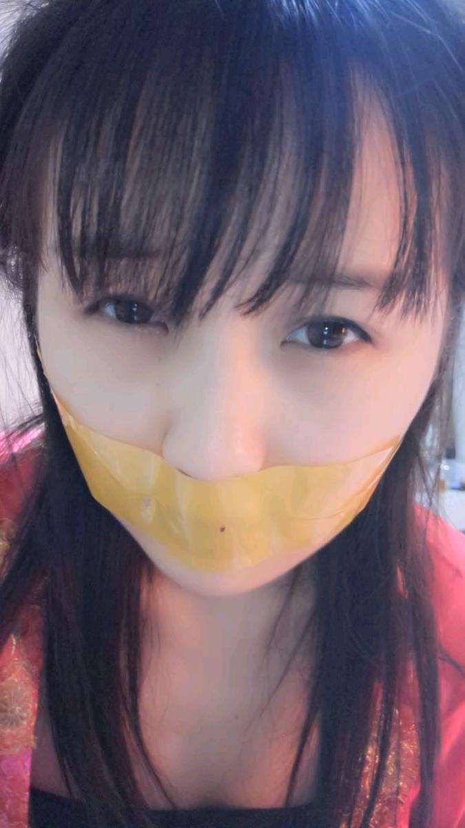 余余胶带封嘴 定制黑色胶带黄色胶带轮流封嘴，挣扎特写