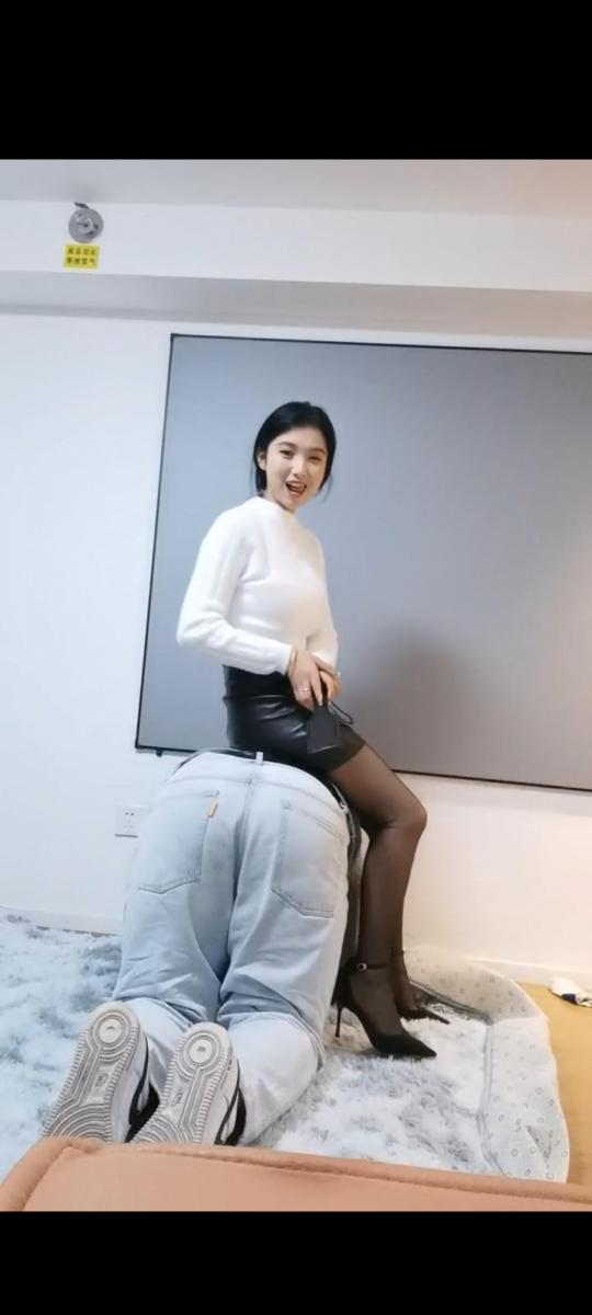 海绵大大 看女王怎么玩一个小奶狗 套路海绵大大，玩弄学生奶狗，初次被调教                                      黑丝诱惑，恋足羞辱