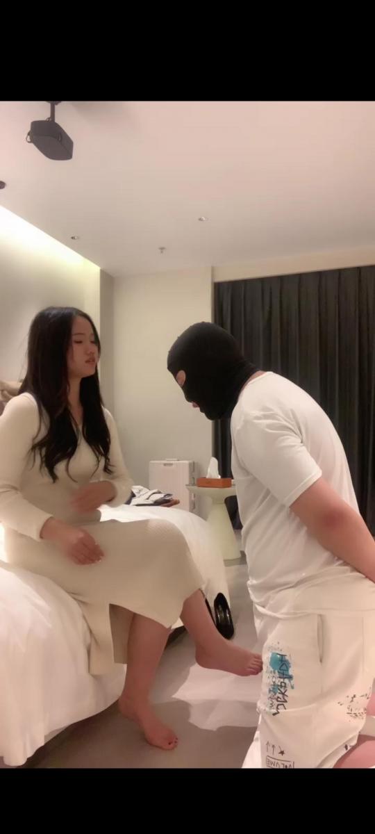 00后倩妈 调教 首次直播 套路双女主酒店调教贱货                                                   恋足，踩踏打耳光鞭打
