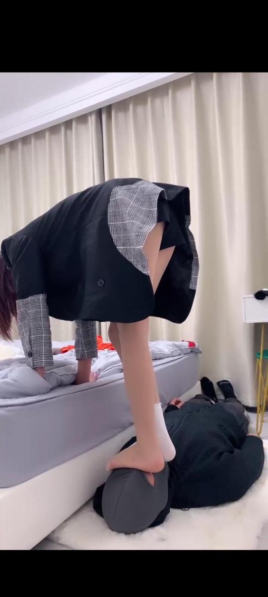 术术 调教大学生 套路术术调教恋足狗，大学生被羞辱遛狗                                          踩踏闻屁股