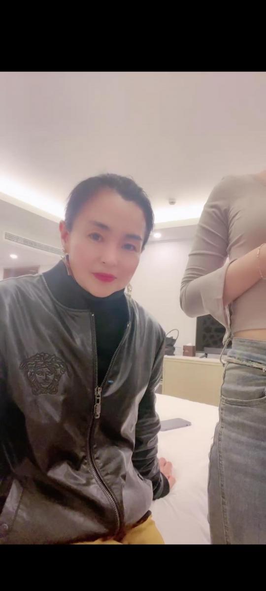 赵丽颖 母女调教2 舔鞋 吃烟灰 套路直播调教，调教恋足贱货                                                舔鞋吃烟灰，骑马踩踏羞辱