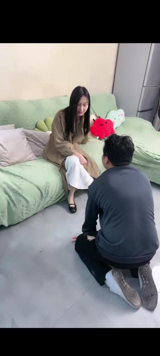 素人星探 素人佳佳 踩踏 套路素人星探，调教踩踏                                                     羞辱鞭打，虐狗