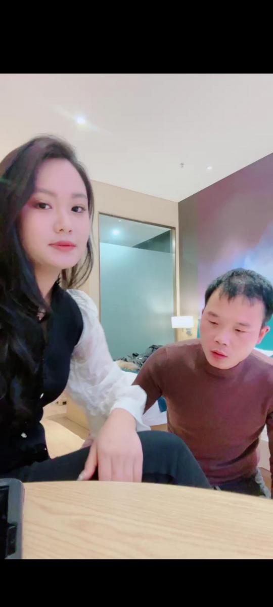 琳琳 耳光 脚喂食 套路琳琳，调教恋足狗                                                      强制圣水，恋足踩踏羞辱