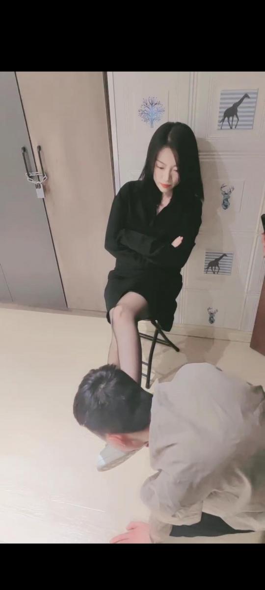 红杉 小姐姐的首播 套路直播调教，素人高颜值小姐姐                                               脱靴舔黑丝，钻胯鞭打遛狗