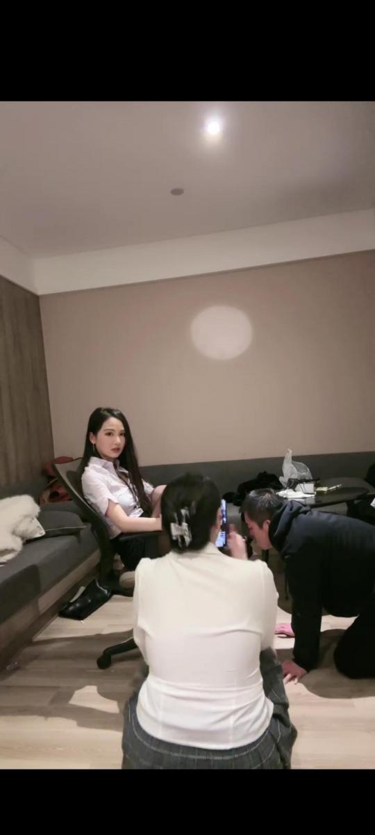 司青宁 正在被主任X他的闺蜜突然出现 套路直播调教，司青宁和素人闺蜜一起玩狗                                    鞭打踩踏，恋足羞辱