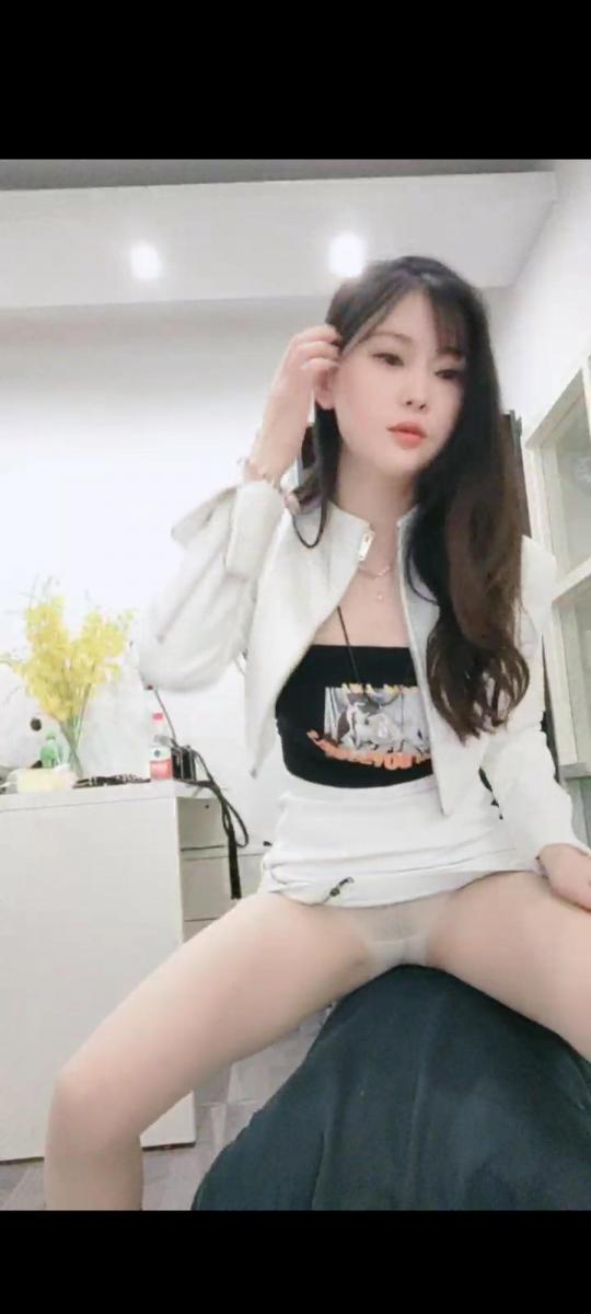 重庆男神 西南第一美女车模来调教我 套路直播，最美颜值女主，调教狗儿子                                        鞭打踩踏虐乳，舔肉丝，内裤若隐若现