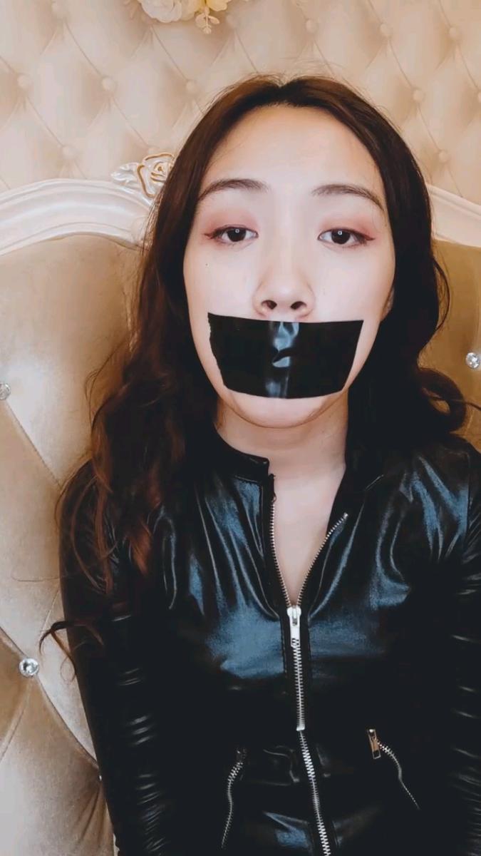 美女绑架封嘴 美女被绑架，被强迫黄色胶带，黑色胶带，透明胶带轮流封嘴，塞嘴，拼命挣扎