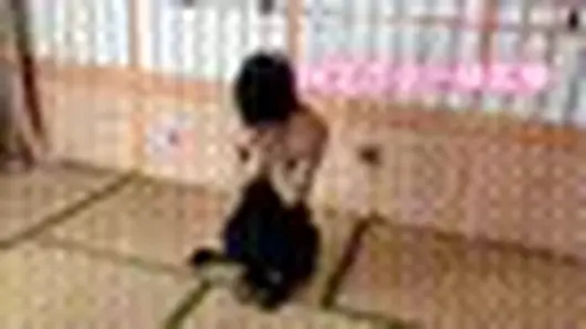 绳艺访谈节目~杨若琳后手观音 气质女神杨若琳，紧紧的后手观音捆绑，一双黑丝美腿紧紧束缚，坐下来谈谈爱好，谈谈绳艺的理解，谈谈自己对绳艺的热爱，谈谈她想找个什么样的男s做长期玩伴，不知不觉聊了很久很久，她乐此不疲那么紧的后手观音坚持了那么久都不说疼。喜欢若琳的同好朋友可以定拍或约绑哦。视频解压密码：chuxin。