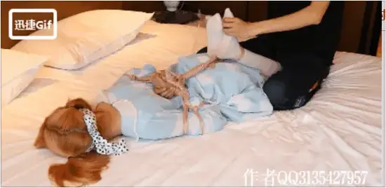 【咕咕0602】白丝lo娘茶茶后手观音驷马紧缚TK（超紧，脚腕动弹不得，绑的茶茶哭腔喊痛~） 这次是观众老爷要求的后手观音紧缚tk哦~<br>延续了早期的风格，绑的紧紧的，专注挠痒、挠脚心。<br>让茶茶穿上白丝和Lolita，结结实实的绑个后手观音，加上多层绳子带来的牢固驷马，茶茶的白丝脚底就乖乖翘起摆在人面前，随意玩弄啦~<br>内容只有一个：挠脚心！挠脚心！还是挠白丝脚心！<br>这次在多层绳路加固的情况下茶茶的白丝小脚终于动弹不得了，连轻轻左右摇晃都挺费劲~挠的时候被迫挣扎，但是因为太紧了所以一挣扎全身都会被绳子勒的生疼，疼到茶茶哭着喊痛~又痒又紧又痛才是挠痒地狱~<br>当然，因为后手观音这个姿势还是挺方便的，所以腋下也有照顾到~小屁G也要摸一摸~<br>希望大家好好欣赏茶茶可爱的白丝脚底颤抖的样子~~<br><br>白丝TK卷土重来~<br><span style='color:#b0b0b0;'>[隐藏文字，购买后可见]</span><br>定拍/妹子应聘模特联系QQ3135427957<br>