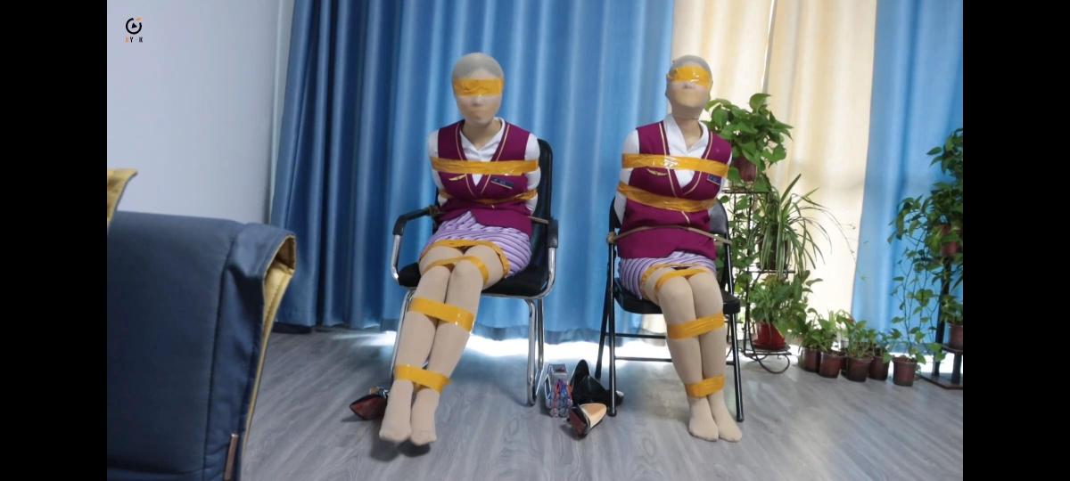 得意客订拍作品：空姐危情5 得意客订拍作品：空姐危情5-两名身穿制服的空姐被歹徒用胶带捆绑在椅子上，嘴巴被封，面部被头套包裹。几分钟后，歹徒又用胶带将两人的眼睛封住，脱下两人的鞋子，放置了一颗炸弹。。。
