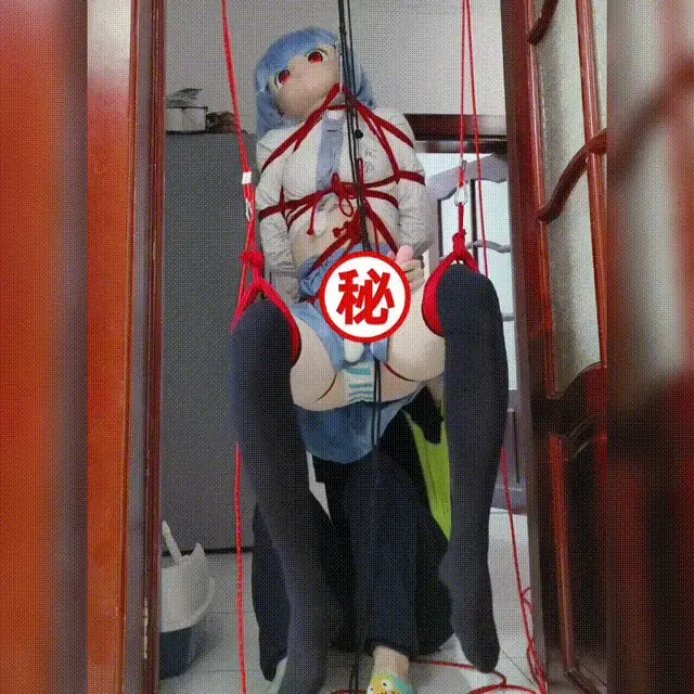 天天的开腿吊缚强高（姿势舒服的摩擦起双腿） qwq我堕落了呀，以前都能自己一个人自缚的，现在越来越依赖工具人了，臭泳泳看着我自缚，竟然就在旁边打游戏，等我把自己吊起来后，半天才过来，结果就是把震洞棒塞在我下面就走了。<br>不过说起来这个姿势真的很舒服，一点也不疼，除了动不了，像荡秋千一样，被别着震洞棒之后就开始摩擦双腿，真的好舒服（逃）<br>最后工具人还是来强高了，不过这个笨蛋一屁股坐在镜头前面，脑袋把我下面结结实实，这下不用打码了，后来才反应过来，绕道我身后抱我我玩，再次强调，真的很舒服，墙裂推荐这个姿势<br>还有就是，六十帧看起来的效果真的要好太多了，只可惜太大了狗百度云不让上传，下面是微云的链接。大家可以试试。<br><span style='color:#b0b0b0;'>[隐藏文字，购买后可见]</span><br>最后还是欢迎大家去看天天其他的作品，搜索【天天的】三个字就可以找到了<br>解压码：<span style='color:#b0b0b0;'>[隐藏文字，购买后可见]</span><br>把后缀名改成rar就可以解压了，不要在线解压<br>提取码：<span style='color:#b0b0b0;'>[隐藏文字，购买后可见]</span>