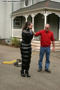Inflated and Exercised in Rubber 穿着乳胶衣服的娜塔莉被安装在新的德马斯克充气连衣裙上，被炸开，并被锁在助行器上。接下来的一个小时就像一只无助的企鹅一样蹒跚而行：这让戈尔德的工作人员非常高兴。Latex clad Natalie is installed in the new Demask inflatable dress, blown up, and chained to the walker. The next hour is spent waddling around like a helpless Penguin:- much to the delight of the Gord crew.