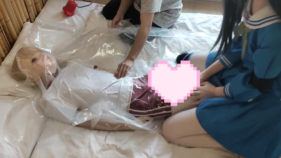 kigurimi白丝体操服真空袋2  高强度tk+强高 （【醒目】真空袋仅起拘束作用，有气阀，头壳和脸部间有空隙，保证安全～）星河被禁锢在真空袋中被另一只娃娃疯狂欺负，小话筒榨汁 疯狂挠痒痒。时间不长但是非常精彩哦<br>(来自南京的萌新刚刚入坑，kig，乳胶，三坑爱好者，寻找喜欢kig的同好一起玩耍拍视频，有经验的s更好啦，有兴趣的可以加Q204887249，希望大家多多支持，今后会推出更加精彩的视频哦～)<br>