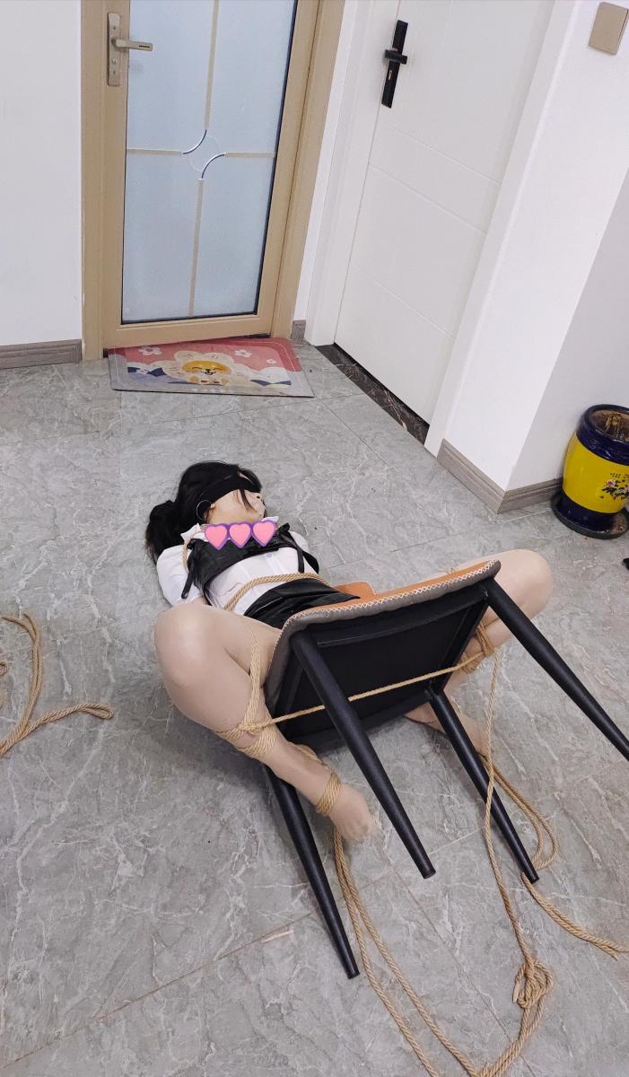 【欢乐谷原创】大叔下班回家继续调教已经被放置崩溃的丫丫！ 晚上8点，大叔下班回家了，打开门就是已经被放置在椅子上4个多小时双腿被折叠捆绑的丫丫，这是的丫丫早就已经全身无力！由于这次口球用了最大号的，下巴有点闭不回来了，瘫痪在椅子上，大叔为了让她打起精神来，去把柜子里的跑基搬了出来，，，然后找好位置，架上！开机的那一刻，丫丫死灰复燃，瞬间变得活动起来，接下来就可以继续愉快的玩耍了！，由于各种招式太多，大叔打码打到手抽筋！！！<br>这次的水印打的有点特别，希望理解！<br>定拍咨询q331266083<br>同好交流联系q331266083，必须注明妖狐吧，盗窃者勿扰！
