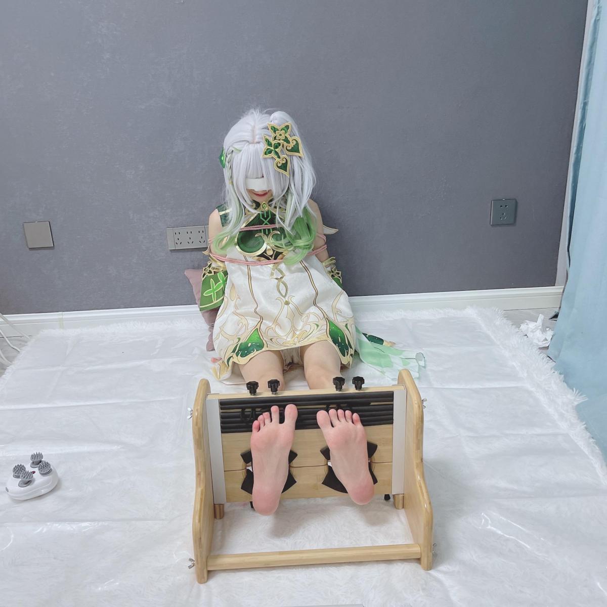 【咕cos0609】小草神纳西妲的足底挑战2-惩罚篇（白嫩裸足tk 各种道具痒到发狂挣脱） （接上集）在上一集挑战失败并遭受惩罚后，小纳西妲的惩罚并没有结束，反而才刚刚开始——不惩罚裸足怎么能算完美的tk呢？<br>所以在她刚开始有点绝望的时候，不给她任何休息时间，直接拽起纳西妲的小脚开始脱她的踩脚袜。<br>茶茶似乎也感觉到了害怕，拼命的挣扎抖动粉嫩的小脚底，但是无济于事~<br>足底刑具已经准备好了~除了上一集的按摩仪，还有电动牙刷、撸猫手套、精油等“好东西~”<br>值得一提的是，因为在用撸猫手套tk之前并未告知茶茶，所以茶茶不知道是什么东西，奇怪的触感让她非常掉san，一直非常恐惧的问到底是什么东西在碰她的脚底~<br>随着手套、精油、电动牙刷、足底按摩器的轮番攻击，茶茶已经崩溃了，开始拼命摇晃身子挣扎，剧烈的痒甚至让茶茶挣脱了束缚，一把拽着我的头发逼我放开她....<br>不过我是不可能助长这种歪风邪气的！所以假装放开后用身体压制又狠狠地挠了她！让她搞清楚自己的地位！<br><br>因为最近茶茶一直在做脚部护理，所以这次茶茶的小脚丫真的超级白嫩敏感~！最近可以多发一点tk的，真的超级棒~<br>这个作品作者本人都觉得好冲...<br><span style='color:#b0b0b0;'>[隐藏文字，购买后可见]</span><br>定拍、应聘模特 QQ<span style='color:#b0b0b0;'>[隐藏文字，购买后可见]</span>