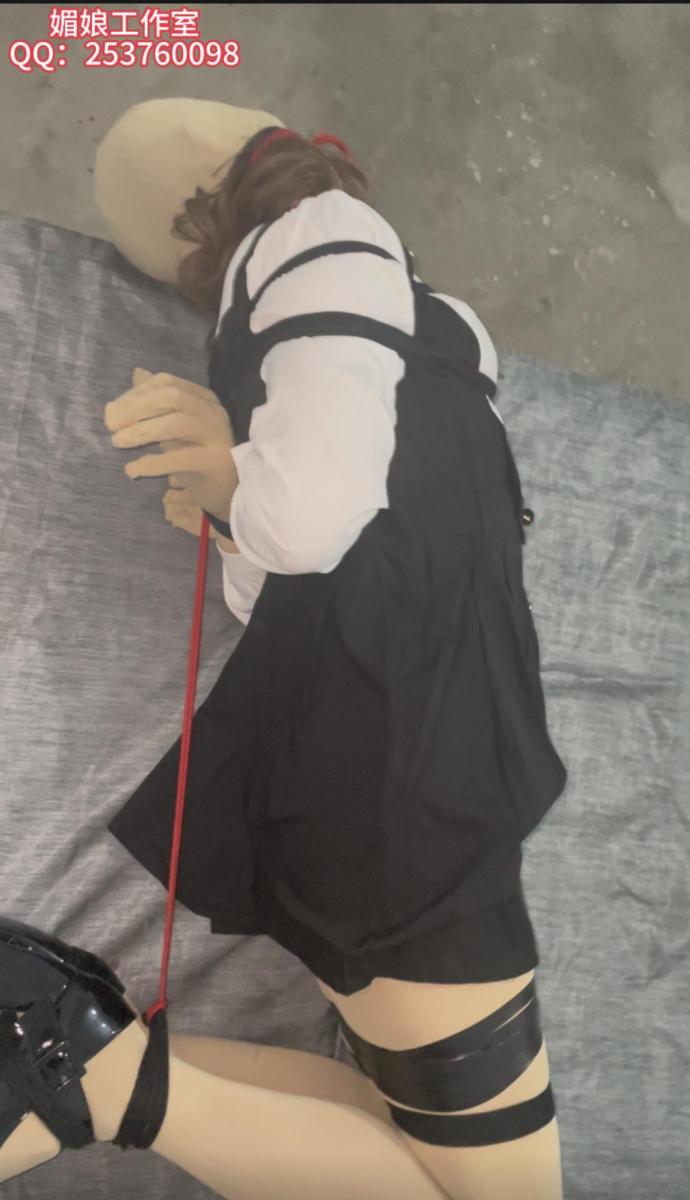 小M 高C流水两次 媚娘工作室<br>服装：新服装学生制服 网红鞋 全包肉丝<br>小宝贝伺候<br>全身紧缚站立吊起放置 什么时候高C流水才换姿势<br>驷马紧缚放置 一样是高C流水才解缚<br>整体过程皮鞭抽打<br>业务咨询：253760098
