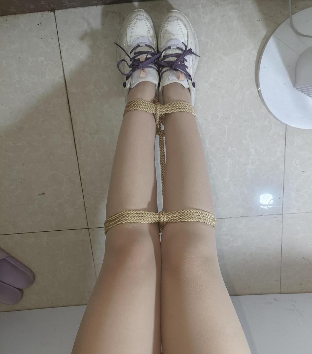 玉箫自缚肉丝+运动鞋 - 仅为图片，无视频。原味、约绑攻略有售直接滴 QQ: 2389316626!  雨薇原味QQ（366700880） （新妹子【荷露，夏筠，雪莹，彩依，青歌】都是我用约绑攻略找来的）本工作室正式启动会员优惠折扣方案，请有兴趣的同好详询。定制图片小视频价格优惠～ [肉丝,运动鞋,连裤袜,自缚]
