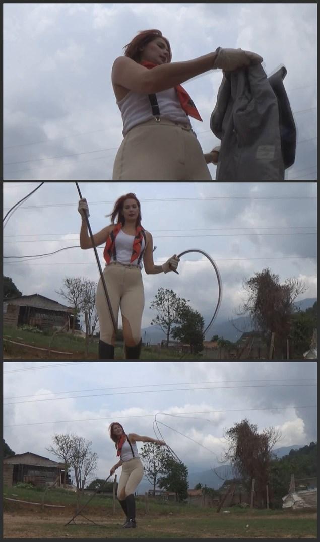  CBM The Long Circus Whip by Joanna POV CBM长长的马戏团鞭子 乔安娜的POV<br> <br>女神乔安娜把她的奴隶留在干草房里。他本应该为她的马匹看管干草。当女神到达时，所有的干草都不见了，而这个奴隶却没有一个合理的借口。一个合理的惩罚是必要的！由于这个奴隶认为他是一匹人类的小马，女神将借助她的牛鞭和她的超长马戏团鞭子，把他训练成一匹人类的小马。<br><br><br>CBM The Long Circus Whip by Joanna POV<br> <br>Goddess Joanna left her slave in the hay room. He was supposed to keep an eye on the hay for her horses. When the Goddess arrives, all the hay has gone and the slave does not have a valid excuse for that. A sound punishment is in order!Since this slave thinks he is a human pony, the Goddess will train him like a human pony, with the aid of her bullwhip and her ultra long Circus Whip.A true paradise for the riding boots lovers and the Cruel Barn Mistresses Serie.<br><br><br>