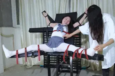 【樱束原创】《新模刑椅初体验》新模小美新片首发！小美经朋友介绍首次到工作室体验！大胆的她首次就选择了内里真空上阵！开腿刑椅固定TK/抽打白丝脚心！真空玩胸R夹震动紧夹！跳D塞内强震！炮机强力输出强G！ 2023年新增业务：线下高端体验私人定制 为您量身打造终极体验 详情咨询客服QQ2156176672 <br>剧情简介：<br>新模小媚新片首发！小美经朋友介绍首次到工作室体验！大胆的她首次酒选择了内里真空上阵！开腿刑椅固定TK/抽打白丝脚心！真空玩胸R夹震动紧夹！跳D塞内强震！炮机强力输出强G！敏感的她强烈的挣扎感觉刑椅都要被她弄散架了！<br><br>樱束联系方式：QQ959699402  QQ2156176672 电报号(群)：@yingshuyc<br>统一解压密码：qq2156176672<br><br>视频格式：MP4<br>分辨率：1080P<br>时长：35分钟<br>大小：1.7G