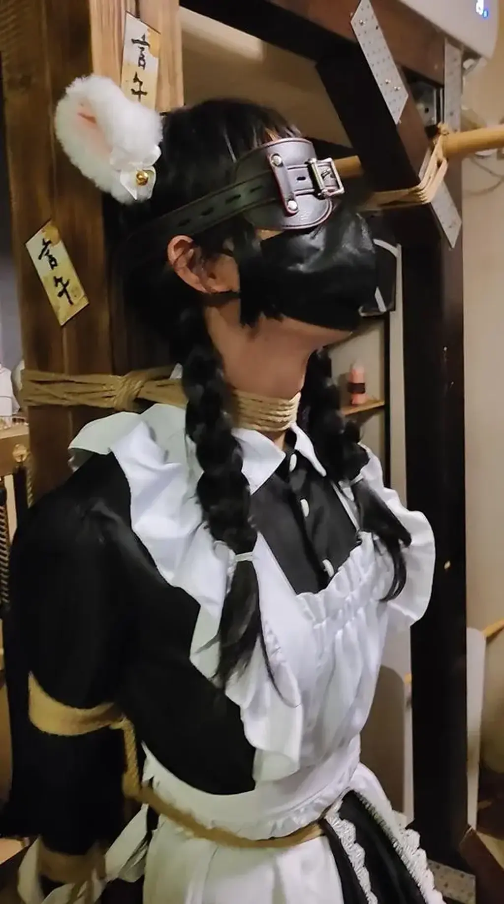 【伪娘】双女仆约玩记 这次和成都的小伙伴约，衣着是女仆装、白丝、黑色玛丽珍高跟鞋。这次交流了许多绳缚技术，由于调教的内容涉及到露X，并且考虑到两位模特的意见，所以上传的视频主要是展示部分绳缚和电击内容，就还是便宜出了吧。本次约玩的模特在妖狐有账号，分别是“纪南在川”、“伍点睡”，欢迎前往支持他们二位的作品哦，也感谢观众老爷们的支持！<span style='color:#b0b0b0;'>[隐藏文字，购买后可见]</span>
