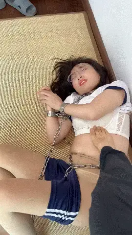 【妻奴麦子】金属镣铐爬行 【妻奴麦子】麦子说我不给她买地毯，总让她在地上。为了满足她的需求，我煞费苦心的给她淘了个竹编地毯。她说跪上边有点像跪筷子，正合我意啊。<br>今天全套金属镣铐爬行，由于竹编地毯麦子的膝盖和胳膊爬脱皮了，看来以后得多家锻炼了<br>网盘资源为2K和4K，请大家根据情况下载<br>解压密码：softkb,解压后修改扩展名rar，再次解压即可。<br>Qq：2716870964(请注明来意)<br>Twitter：@xinhaizhang5