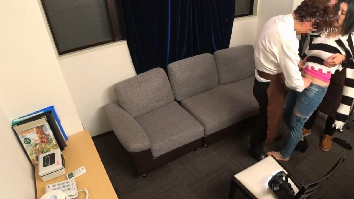 悪徳カフェ昏睡中出しレ○プ ～眠剤を飲まされ吐息を漏らしながら感じてしまう無警戒ギャル～ <span style='color:#b0b0b0;'>[隐藏文字，购买后可见]</span><br>悪徳カフェ昏睡中出しレ○プ ～眠剤を飲まされ吐息を漏らしながら感じてしまう無警戒ギャル～<br>カフェに来店したギャル客に睡眠薬を飲ませて、悪徳店員が店内猥褻！薬が効き始めたら死角で無防備なカラダを徹底翻弄。完全に寝落ちする寸前で胸を揉まれ、マ○コを弄られて連続イキ。さらに3P姦！