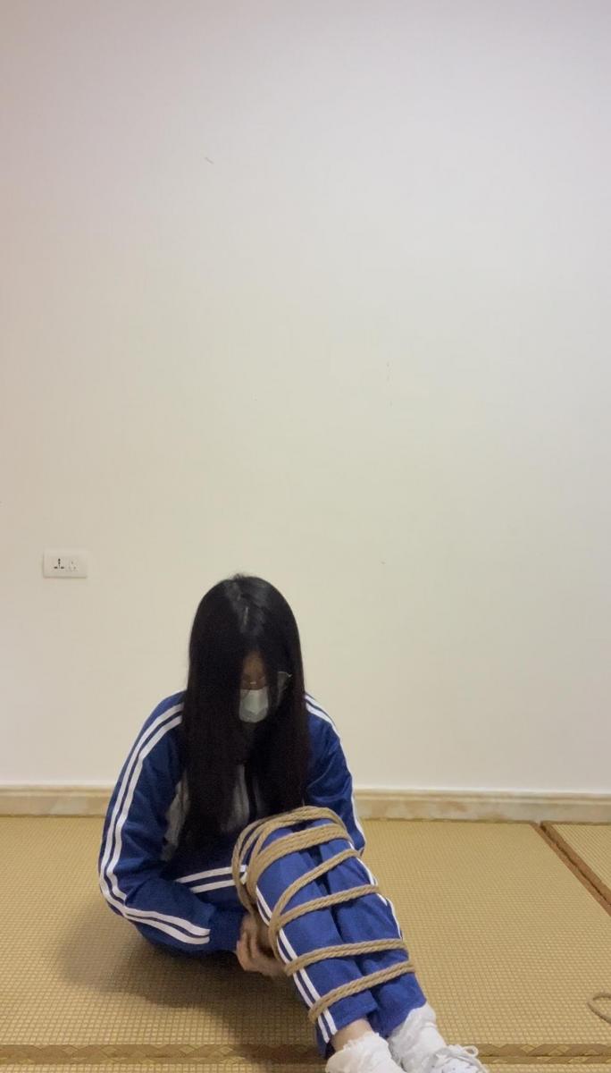 【佳怡工作室】【佳怡】18岁女高中生自嗨绳艺 zdb gc 被发现后第一视角妈妈D塞惩罚 耳光 口水哗哗流 跪求妈妈的原谅 磕头 【佳怡工作室】定拍视频QQ：3451471253 或者1003187439<br>【出原味妹子】【佳怡】3451471253 【沐沐】3451471253<br>【琳媚】2512774782可以和妹子本人直接交流 沐沐、樱空 联系佳怡<br>【音频小说定制】也是找上面的妹子们<br>【其他业务】约绑攻略有售以及本工作室正式启动会员优惠折扣方案，请有兴趣的同好加客服妹子Q：3104988182<br>【赞助方案】69赞助最少赠送10部视频，98赞助最少赠送20部视频，198赞助最少赠送50部视频，价格相当优惠~想要～受不了……趁妈妈不在我偷偷玩zdb，gc的感觉太刺激。我先拿出绳子把自己的jio绑起来，然后把zdb放在xm……好舒服啊……啊……啊……不要……受不了……我发出令人痴醉的jiaochuan妈妈突然回来了，她发现了 他要惩罚我……我哭着求她却给了我一记耳光，我双手被反绑，妈妈给我戴上d塞……这不是更羞羞吗……我享受这个d塞外形塞进去好像是男人的xx塞进去一样，可有顶着我喉咙难受……口水也流的不停……啊……好羞耻……妈妈放过我了，我到卫生间把d塞摘下来了，好多口水……哗啦啦的流