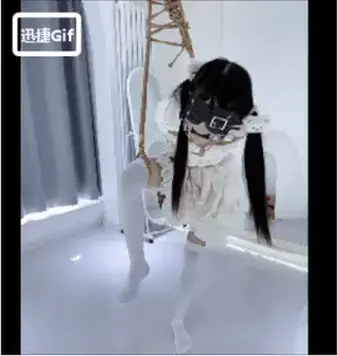 【咕咕0708】虐缚1！双马尾白丝lo娘茶茶踮脚单腿吊-痛苦罚站、股绳、摇摇欲坠、医用口枷、口水直流保持平衡[predicament] 服装：lo裙、白丝、双马尾<br>道具：绳子、医用金属口枷（开口器）、眼罩、sp藤条<br>拘束方式：单腿吊缚、股绳、脚尖着地、predicament困境两难拘束<br>内容：把lo娘茶茶单腿吊缚，只能脚尖着地。这次单腿吊比常规单腿吊严厉一些：上胸绳承重微微左倾，配合单腿前吊很难直起腰来。然后把茶茶吊起到只有一只脚的脚尖能触碰到地面，另一只脚单腿前吊。这种情况下如果想让脚尖压力小的话，左倾承重的上半身就会把大部分体重勒到一侧大臂上，且没有任何其他可分担重量的姿势，看起来平平无奇其实手臂需要承受大量痛苦，超 虐~<br>茶茶分摊脚尖的痛苦的话，几乎就是大臂承重，没有胸、肩、胯承受压力，只能在大臂被勒紧的情况下承担体重在原地打转~<br>再加上股绳，快乐和痛苦都加倍~！<br>目录：<br>0-3分钟：预览、特写、花絮<br>3-17分钟：拘束过程，16分50秒后脚尖吊起状态。<br>17-18分45秒：单腿吊起，摇摇欲坠<br>18:45-39分：超痛苦脚尖着地单腿吊挣扎！配合打脚底（摇晃过程中打脚底困难，打脚心含量较低）<br>39分-41分：恢复双脚脚尖着地，惩罚继续、强度下降<br>41分-45分33秒：解开拘束，全片结束。<br>单机位无重复镜头，实打实的痛苦罚站时长！<br>为了保证观看体验，本期作品为竖屏视频（1080p）<br>前5张都是动图，请欣赏！<br>定拍QQ<span style='color:#b0b0b0;'>[隐藏文字，购买后可见]</span><br><span style='color:#b0b0b0;'>[隐藏文字，购买后可见]</span>