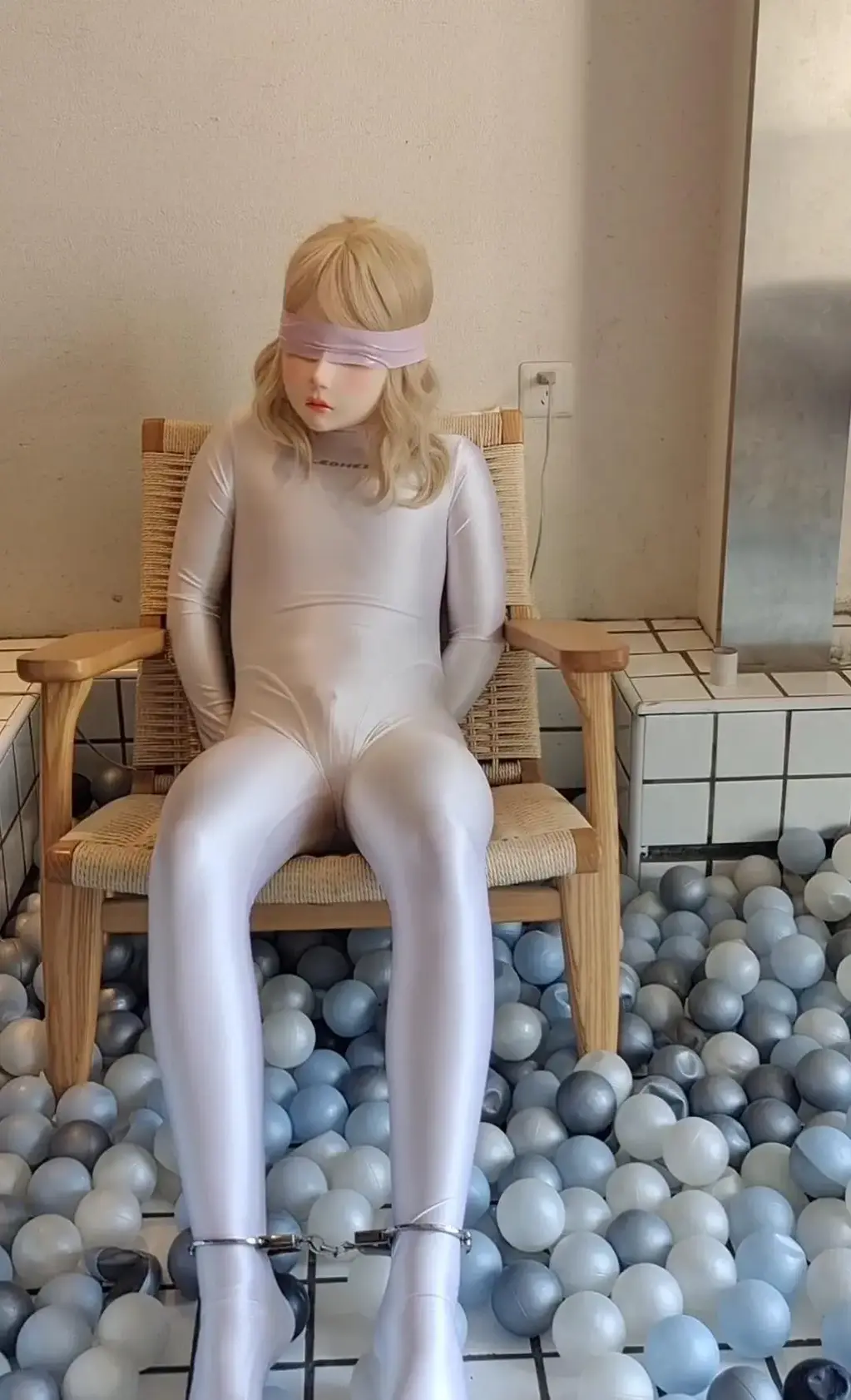 【kigurumi】热缩袋[X_X]手铐逃脱训练 【醒目】头壳和脸部间有空隙，保证安全～）小m被主人要求坐在椅子上，金属镣铐固定住手脚，蒙上眼睛，只能自己去寻找钥匙打开手铐，热缩袋紧紧包裹住娃娃的脸部，呼吸变得越来越困难...