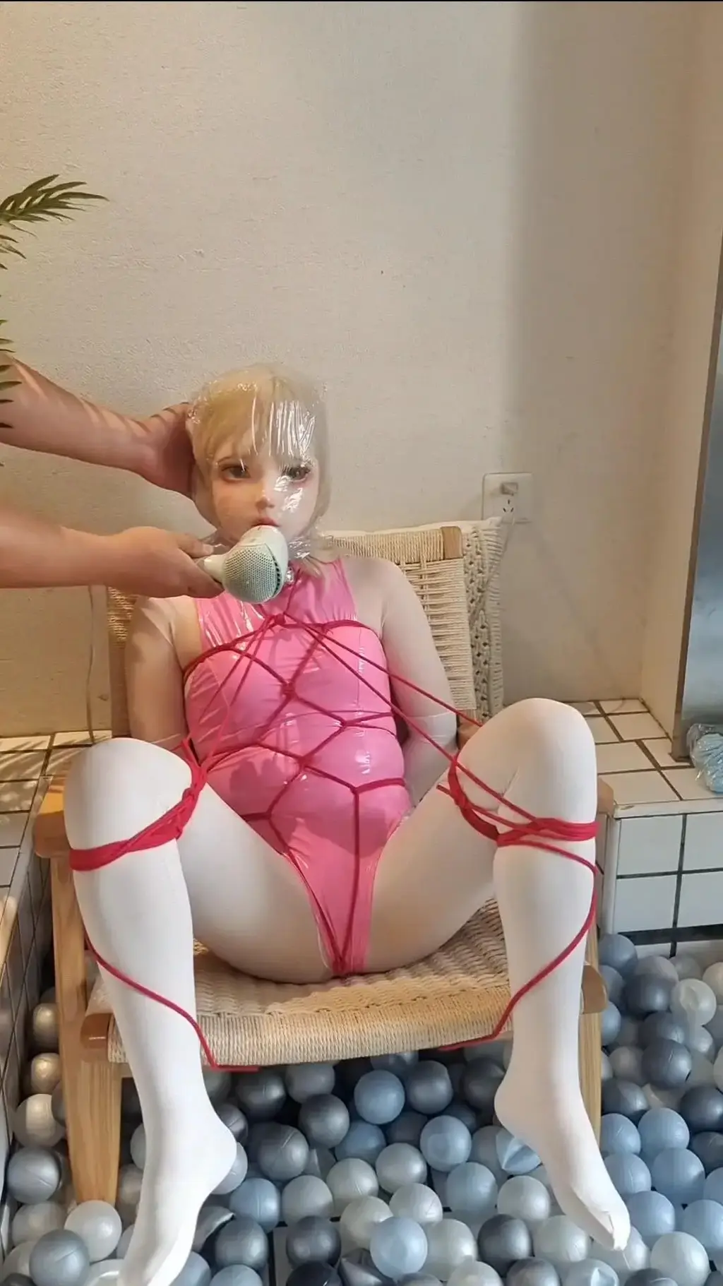 【kigurumi】泳衣死库水白丝捆绑呼吸调教强高 【醒目】头壳和脸部间有空隙，保证安全～）头部被主人用胶带牢牢缠住，视觉听觉被彻底剥夺，嘴里只能发出呜呜呜的声音无法说话，戴上头壳后呼吸变的更加困难，还被套上了热缩袋zx，最后被绑在椅子上被小话筒不停玩弄着...