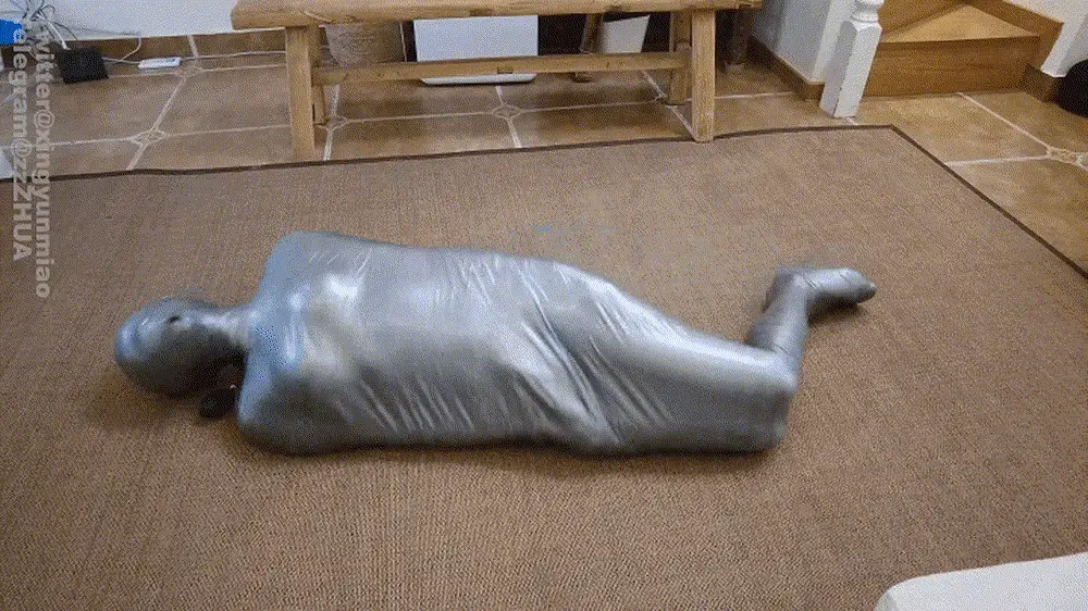 [鹿角与猫爪] Tape Mummy — Nasal Breath Control, Deep Gagging and Absolute Immobilization A full tape mummy with inflatable gag, taped nasal breath control, lounge-chair fixation, and deep gagging. The full-wrapping process lasts under 30 minutes.