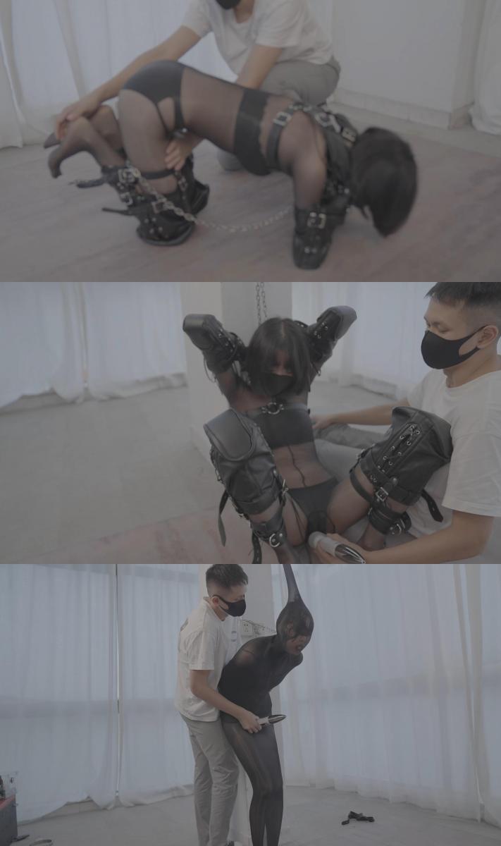 作客惩戒学院，全包丝袜羞辱女神，K9套装，抚摸抽打黑丝身，挠小丝脚、丝袜套头、强制震动…… 一直喜欢惩戒作品的这个女生，一直也喜欢丝袜全包把女神的颜值摧毁羞辱，终于有机会约上了。首先是穿上了小内衣丁字裤，外面再套上一层丝袜，身材尽显无疑。迫不及待把她拘束起来，用k9套装，一会黑丝小犬就呈现眼前。带上项圈逛一逛~~后面收抚摸黑丝身体，非常丝滑，非常又感觉，后面越玩越嗨……<br>网盘解压码：123456