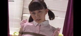 粉衣少女的捆绑调教 日本 可爱的少女接受捆绑调教