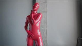 red latex catsuit 穿着红色全包乳胶紧身衣的女孩，身材曼妙<br>