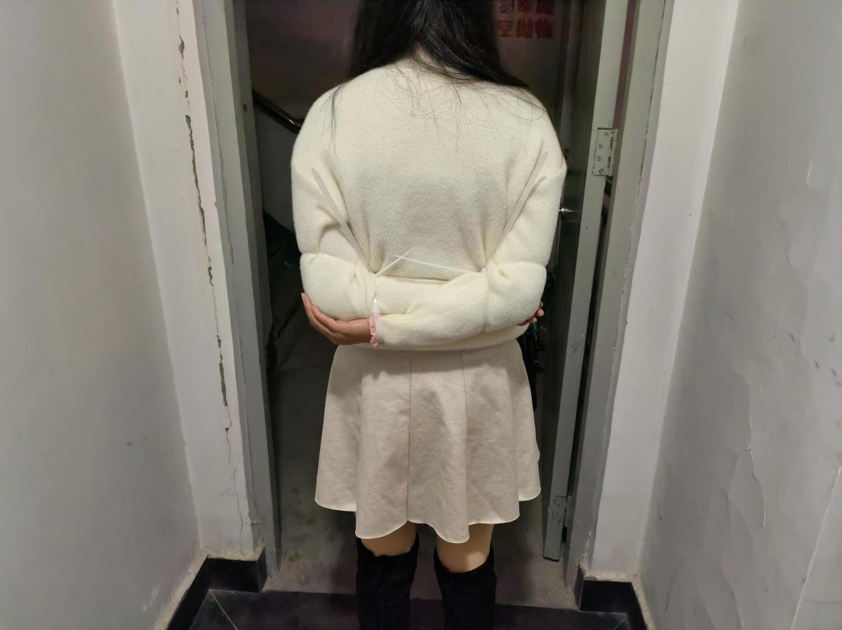 首次紧缚外出，户外逛街，超级刺激，扎带捆绑 - 等了好久终于有合适时机了，用扎带把小M的双手捆在背后带她出去压马路，本想去捆着去逛个超市的，期间好几次碰到人，因为是第一次的原因，紧张的差点穿帮，没办法只能往人少的地方溜达了，第一次制作作品，只拍了一些图如果大家喜欢，可以留言喜欢的风格，图片或者视频都行，我这边尽量满足大家去拍摄，我这边优先外出题材的拍摄 [长筒靴,女（单人）,写实,室外,短裙,捆绑]