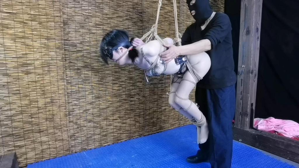 柔仙儿把无线跳D放进Y部，不知不觉地被绑起吊了起来，小嘴也被勒住，股绳深陷Y部，SP重击,强制电击TK,无线跳D频繁操做，不知不觉地口水和骚水随着身体360度转圈流了一大圈,超级享受,无法形容.... 解压密码:hdsy<br>柔仙儿把无线跳D放进Y部，不知不觉地被绑起吊了起来，小嘴也被勒住，股绳深陷Y部，SP重击,强制电击TK,无线跳D频繁操做，不知不觉地口水和骚水随着身体360度转圈流了一大圈,超级享受,无法形容......<br>定拍交流绳模应聘请加QQ272728243没有定拍能力的和伪女谢绝咨讯<br>