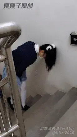 【栗栗子原创】《报复小M前女友05》户外捆绑、户外调教、天台自嗨、连续多次强高、白丝、双马尾、JK 前女友上门求饶，给她绑上绳子，带着快乐蛋，让她一个人走上天台自嗨到高高不断。<br>前女友为了复合不得不答应这么羞耻的要求。<br>在楼梯间随时担心被看到，到了楼顶也不安全，旁边楼房都离得很近，站在窗口一眼就能看到。<br>小花蕊被快乐蛋酥酥麻麻地震动着，还有绳子紧紧勒住，前女友M属性爆发，扭动的越来越厉害，[X_X]一波比一波强烈，最终在天台高高了好几次！<br><br>解压密码：llz55<br>改后缀为MP4<br><br>工作室：栗栗子原创<br>片长：00:13:27<br>视频丝袜，内内，道具有需求可联系<br>定制视频可加2784647366