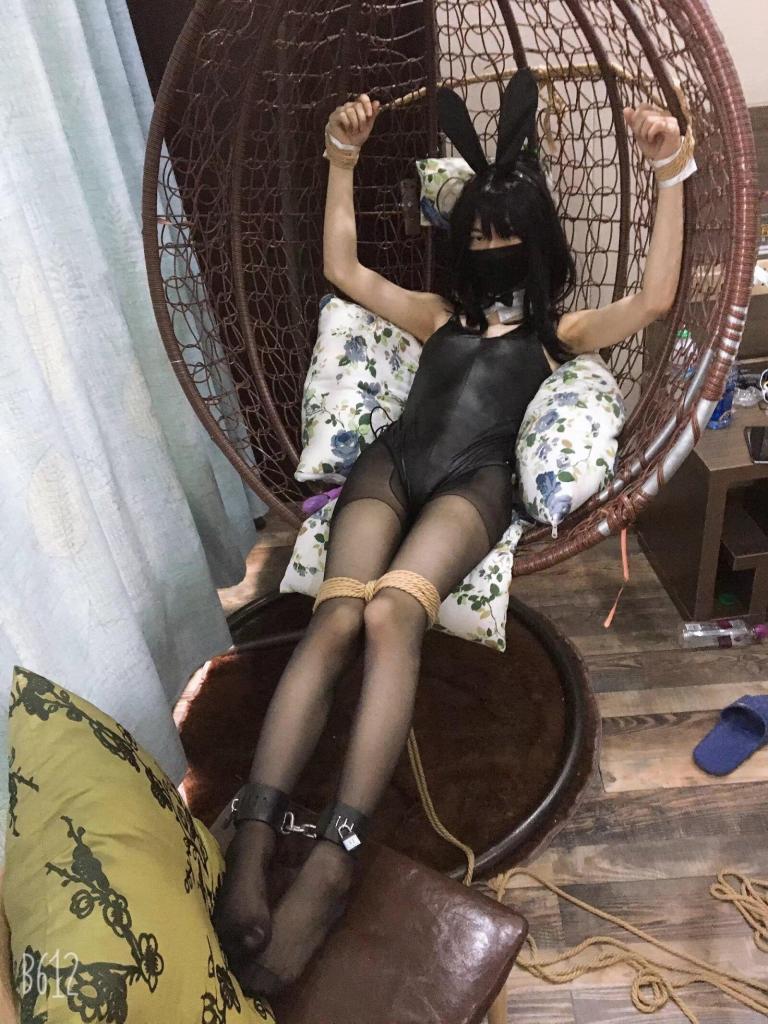 旧图 - 上海浦江，欢迎女M和CDM约绳

旧图/黑丝兔女郎，吊起来折磨美足 [舔脚,单手套,绑床,挣扎,绑架,凌辱,固定,玩弄,脚趾]
